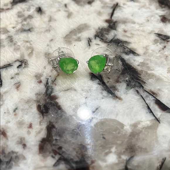 Beautiful Array of Earrings - Picture 7 of 8